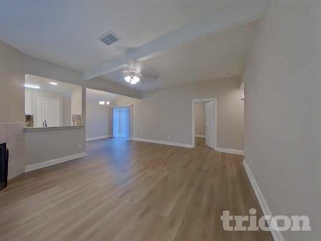 Photo - 523 Red Coat Ln