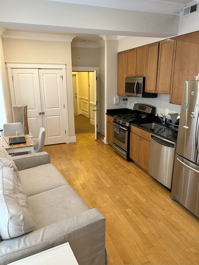 Building Photo - 703 6th St NW Unit 6