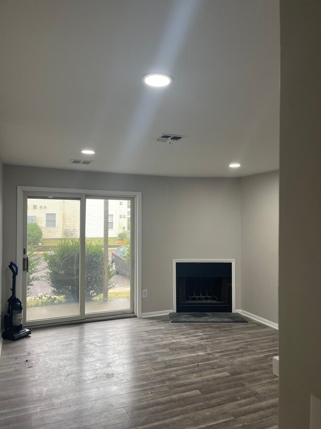 Fire place - 700 N Franklin Blvd Unit 1003