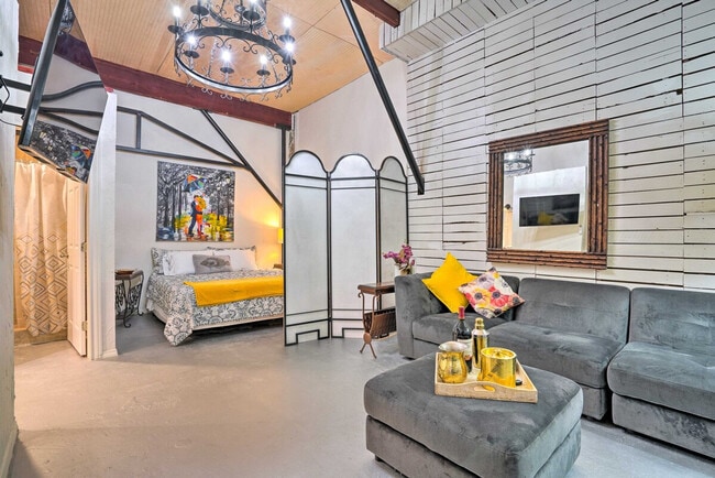 Building Photo - 3704 San Bernardo Ave Unit ID1385934P