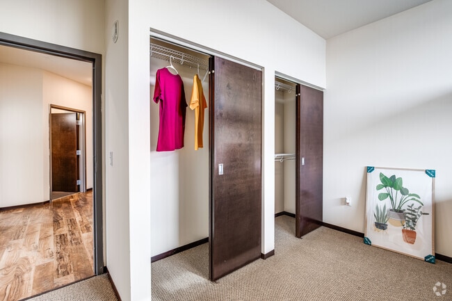2BR, 2BA - 954SF