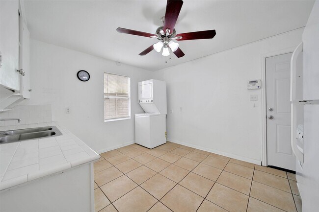 1036 Louise St Unit D