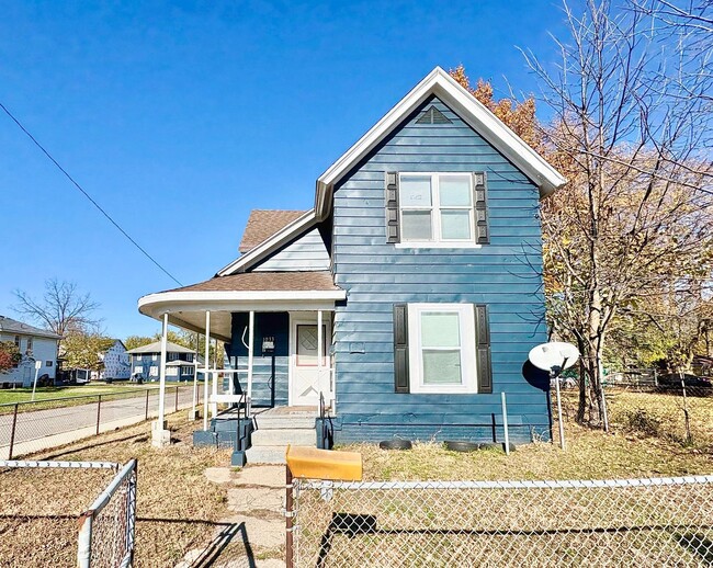 Building Photo - 1033 Oak St Unit 1033 1/2