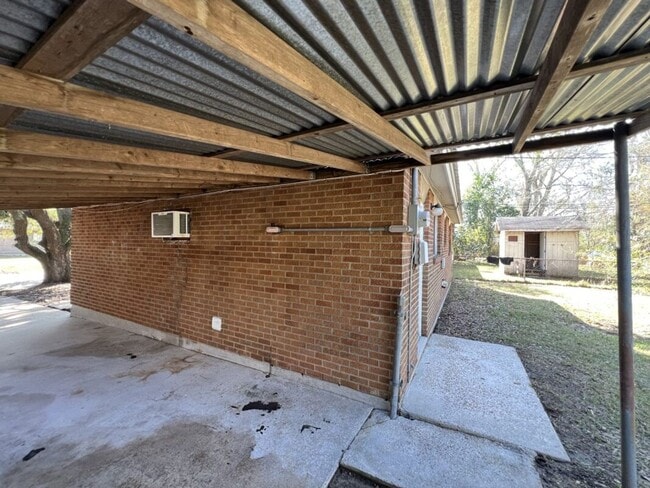 5863 Denova St