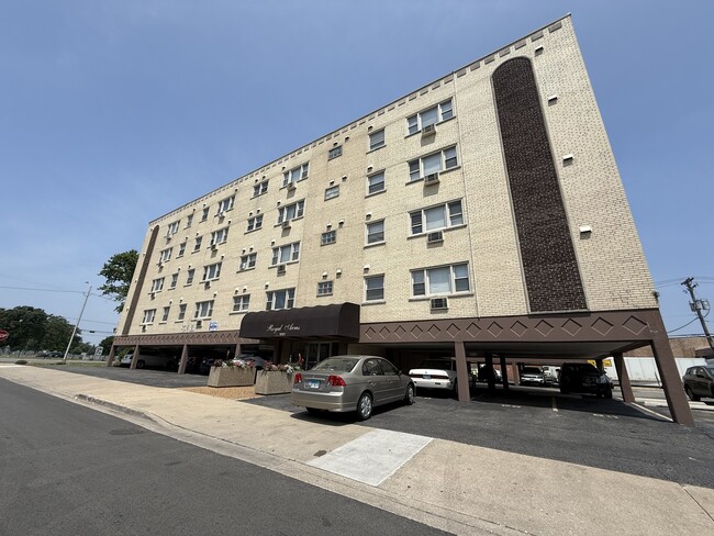 Building Photo - 3001 N Thatcher Ave