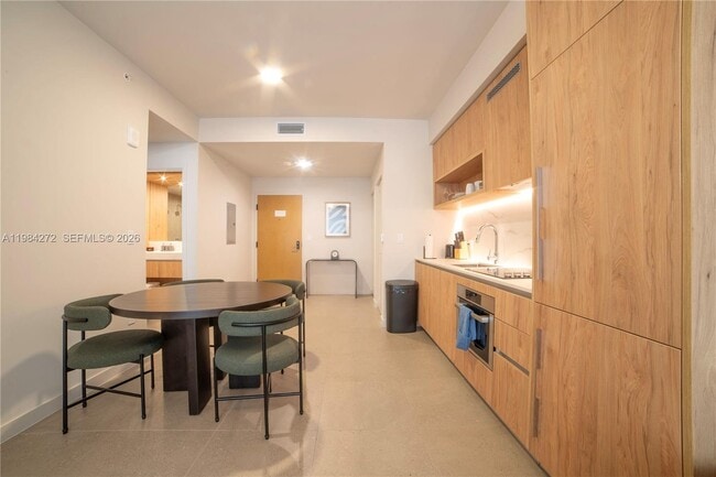 Building Photo - 11 NE 6th St Unit 1403