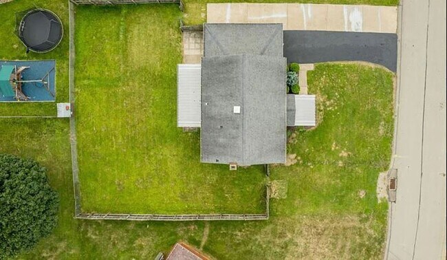 Photo - BEAUTIFUL HAVEN!  MOVE-IN READY 3 BEDROOM,...