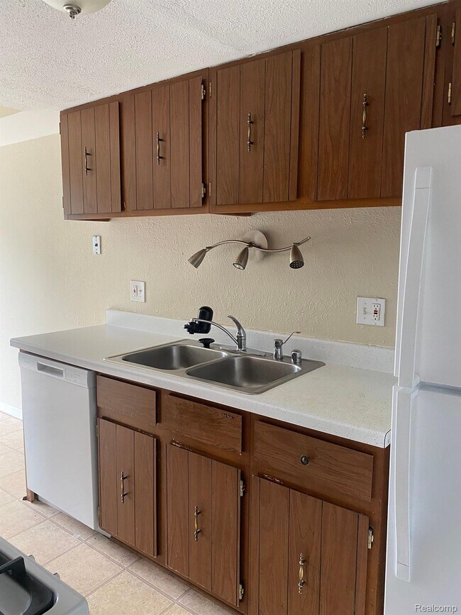 34106 Garfield Rd Rental For Rent in Fraser, MI