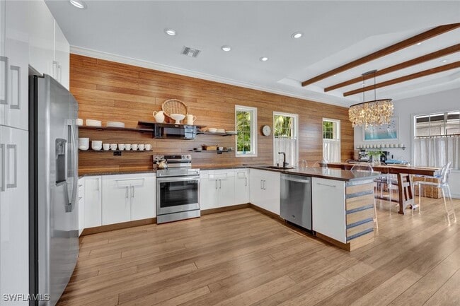 255 2nd Ave N