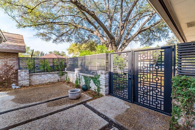 Photo - RENOVATED 2-BEDROOM IN WHISPERING OAKS