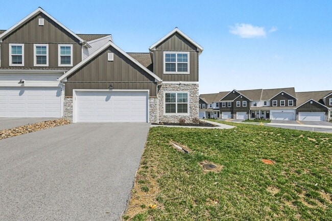 Building Photo - 7884 Oakbrook Dr