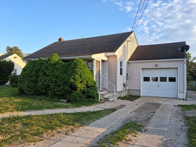 Photo - SINGLE HOUSE FOR RENT $2000