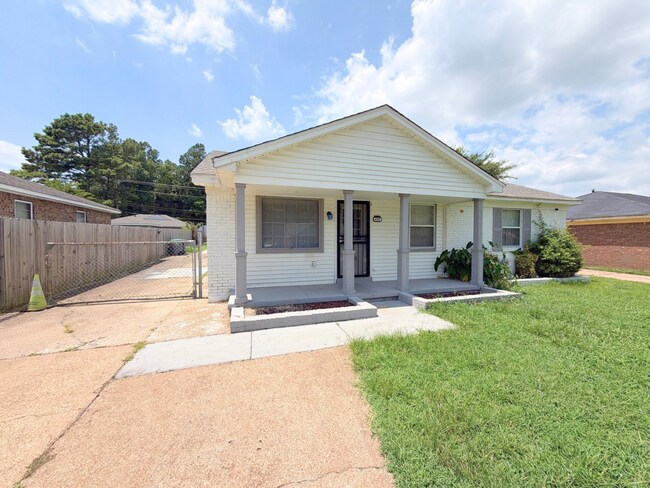 Building Photo - Newly Renovated Home In Whitehaven - Open To Section 8
