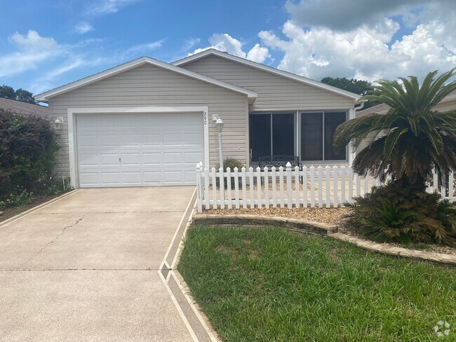 Building Photo - Lovely and Spacious Unfurnished, 2 + 2 Pat... Rental