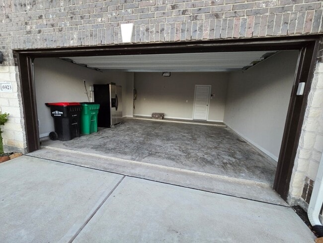 Building Photo - 6923 Lebec Dr