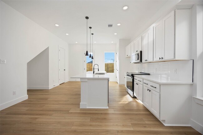 Photo - 1466 Ferguson Way