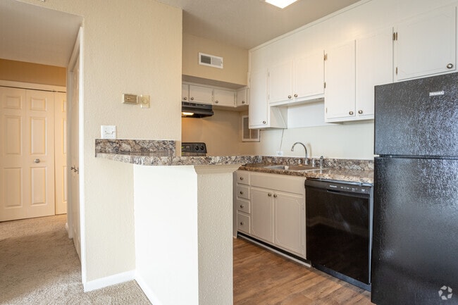 1BR, 1BA - 600SF