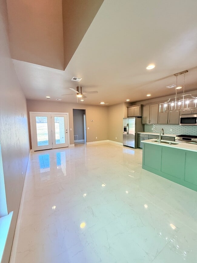 Building Photo - 621 Abadan Dr