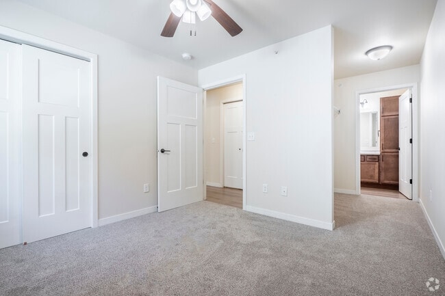 2BR, 2BA - 1004SF - Bedroom