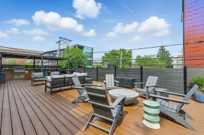 943 N Leavitt