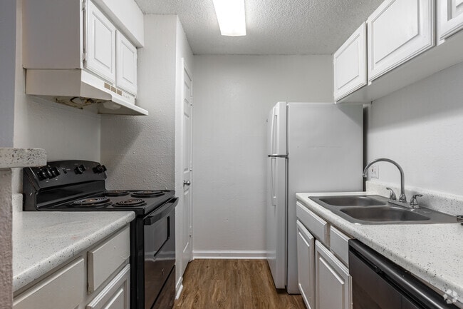 2BR, 2BA - 884SF - Kitchen