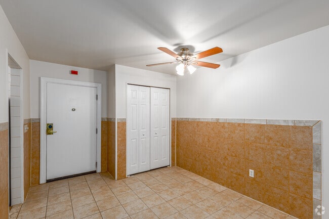 1BR, 1BA - 650SF - Dining Area