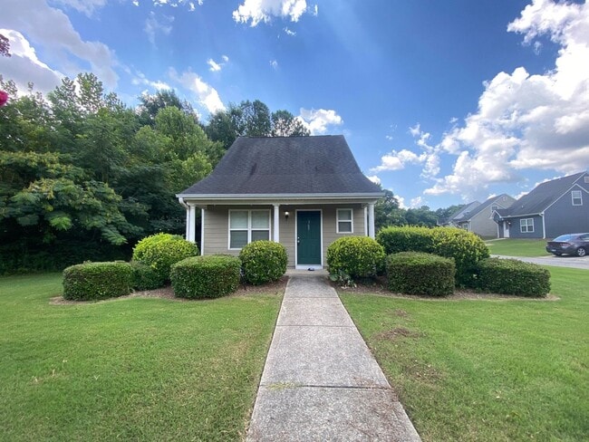 Building Photo - PRE-LEASING FOR AUGUST 2026- FENCED IN YARD! Rental