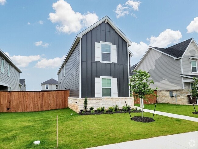 Building Photo - Spacious 4/BR 2.5/BA Retreat with Fenced Y... Rental