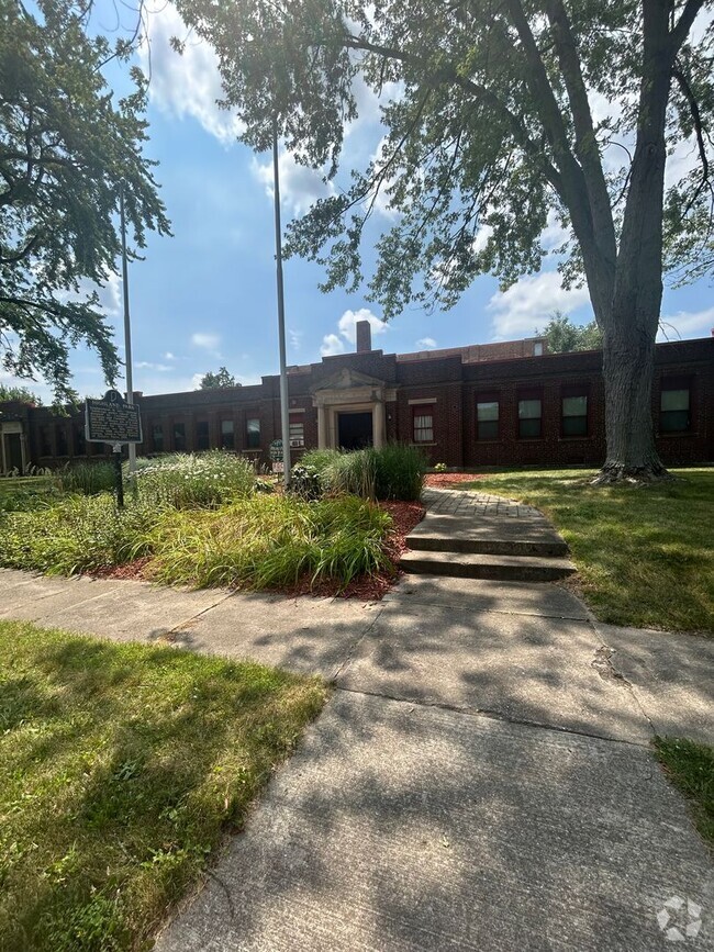 Building Photo - 1 Bed Apartment in Highland Park Unit 10