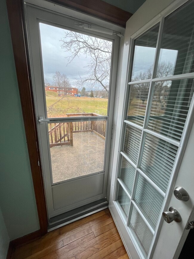 La terraza trasera tiene vistas al campo de la escuela primaria Sunrise. - 1413 Grace St