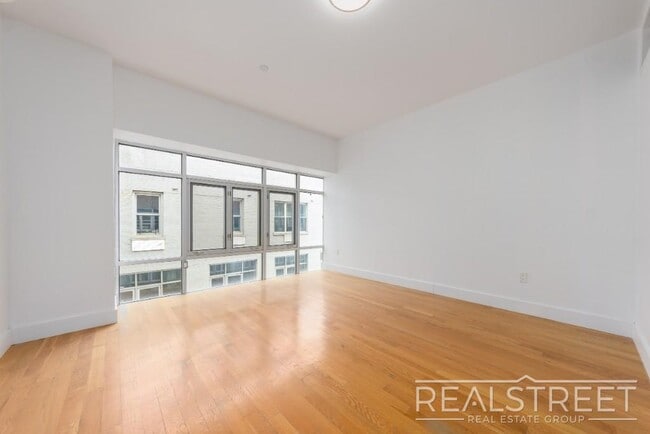 Building Photo - LUXURY LOFT in Queens!