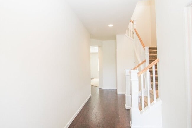 Photo - Spacious Rental! 3bed 3bath 2039sf 2 Car Garage A/C + Bonus Room