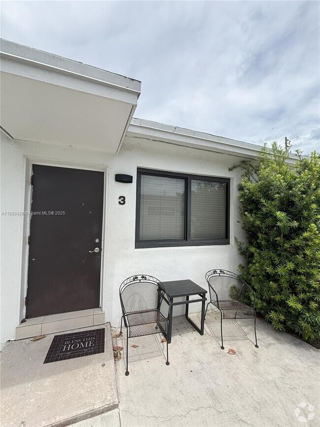 Building Photo - 1911 NW 30th St Unit 3 Rental