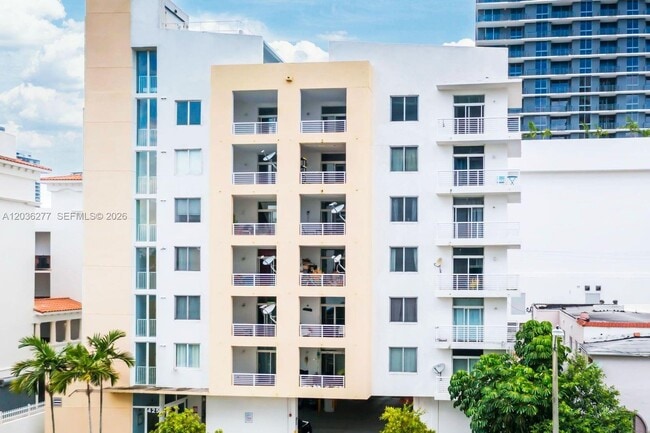 Photo - 425 NE 30th St Unidad 404