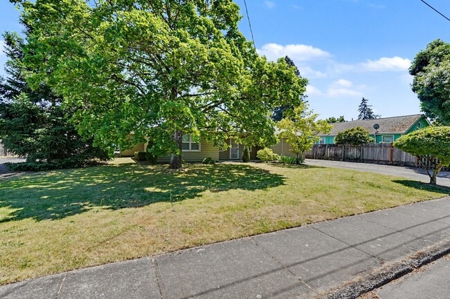 Photo - 2 bed, 1 bath ( with bonus room!) single level home near fairgrounds