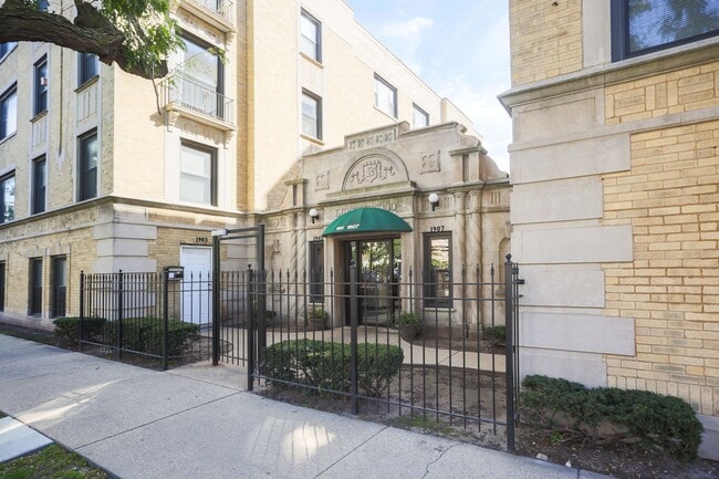 Photo - Wilson Court - 1901 W Wilson Ave