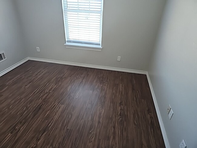 Photo - 4 Bedroom 2 Bath Duplex in Mustang! $1270 Per month!