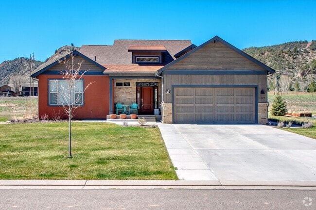 Building Photo - 3 Bedroom 2 Bathroom Ranch Style Home in I...