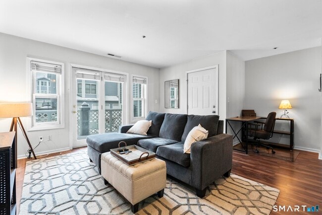 Building Photo - 31 High St Unit 4-2C