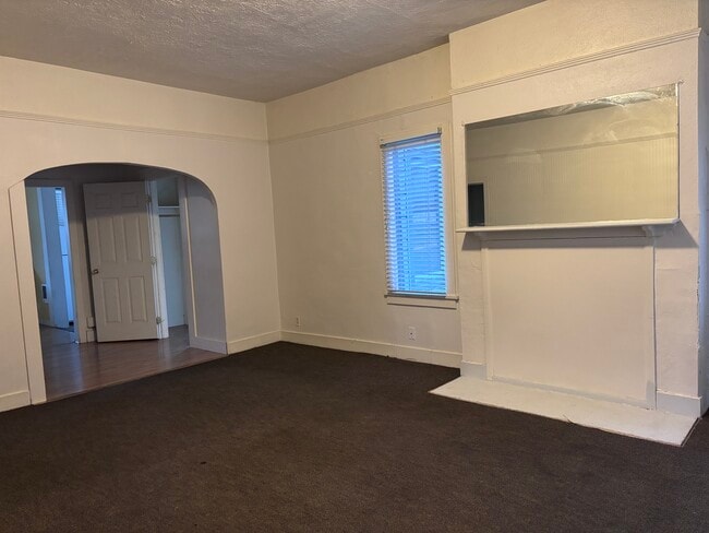 Photo - 605 NE Campus St