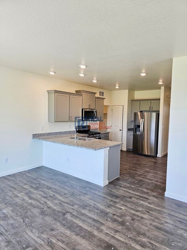 Photo - 909 William Wy