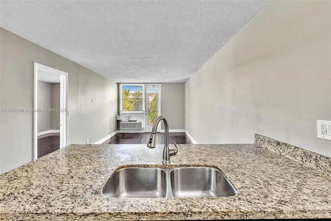 Photo - 2701 Riverside Dr Unidad 303-B