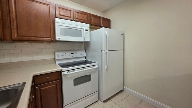 Photo - FOR RENT 1 bedroom 1 bathroom second floor... Condo