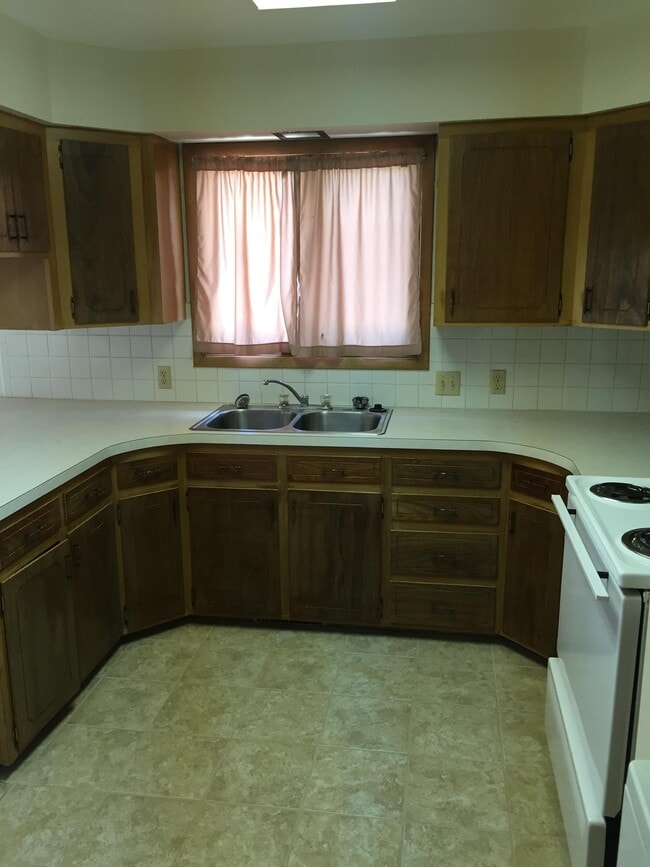 Photo - 114 W 6th St