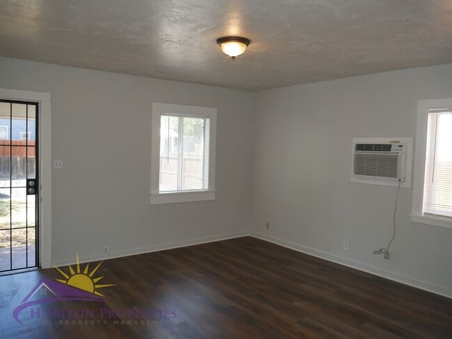 Photo - Cozy 2 Bed 1 Bath 728qft single family home in Oak Park