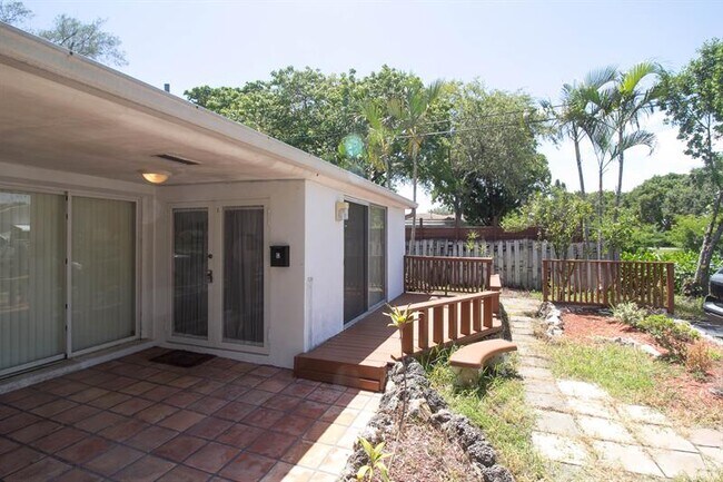 Building Photo - 909 NE 12th Ave Unit C