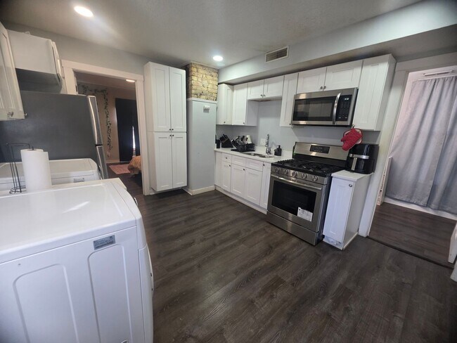 Building Photo - 626 NE Taylor St Unit 1