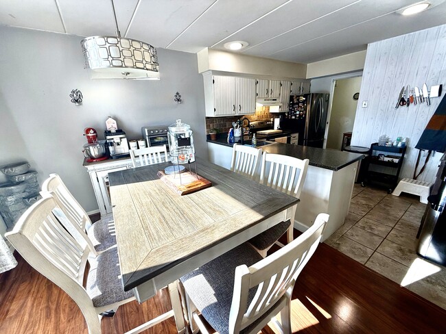 Dining Area - Kitchen - 200 Campbell Cir Condo Unit E13