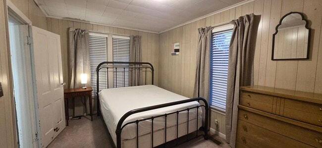 Bedroom 1 queen bed - 508 N Washington St