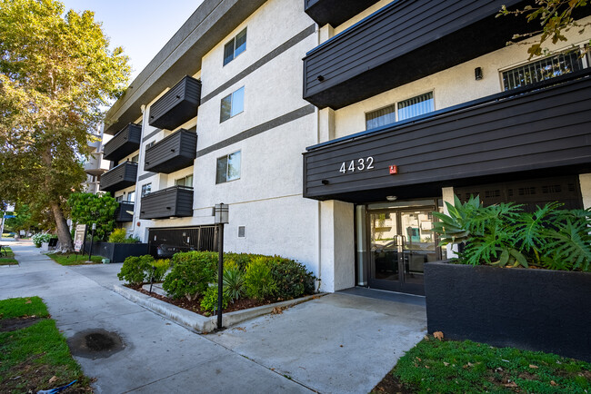 4432 Coldwater Canyon - 4432 Coldwater Canyon Apartments